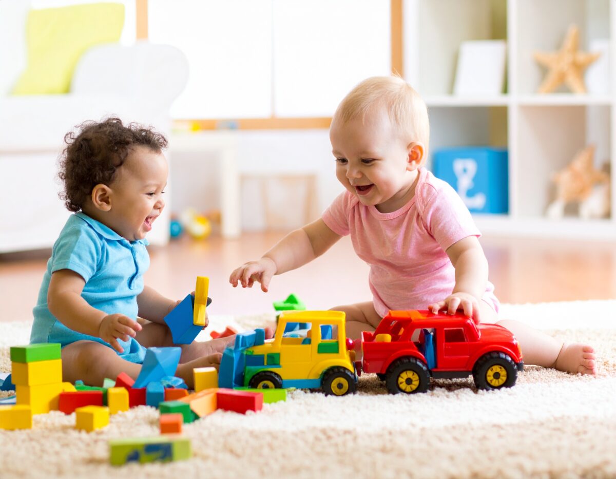 Firefly_babies playing on the living room floor in a malibu house 633591